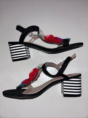 NWOB Betsey Johnson Andey 3D Floral Appliqué Dress B&W Striped Heel Sandal